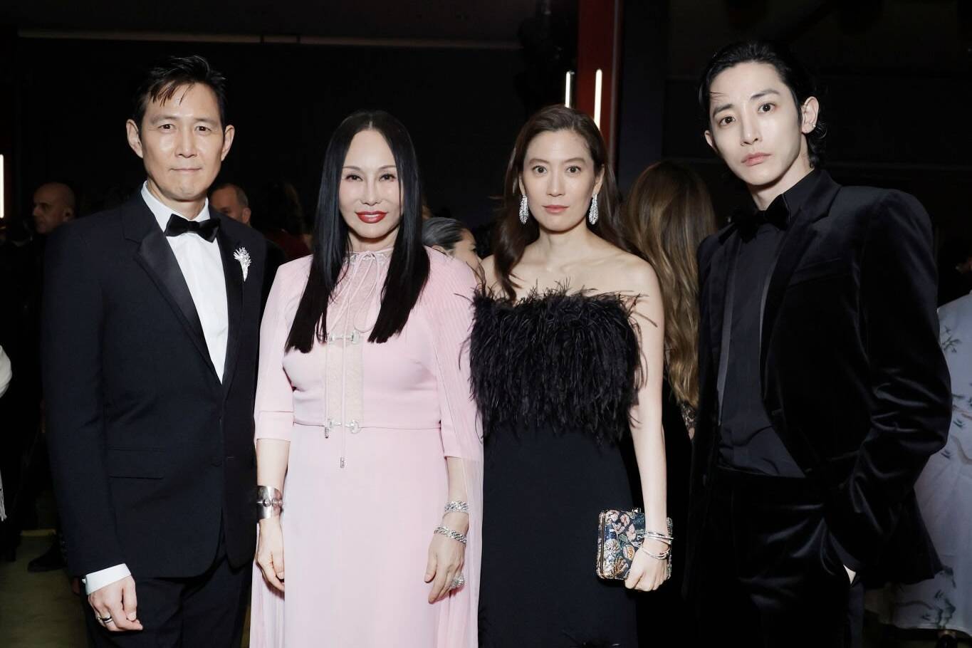 Cap doi chup hinh cung Eva Chou va nam dien vien Lee Soo Hyuk. Anh: Naver