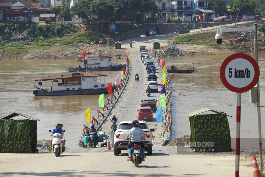 Chỉ có ôtô con, ôtô bán tải và các xe thô sơ có thể lưu thông qua cầu phao Phong Châu. Ảnh: Tô Công.