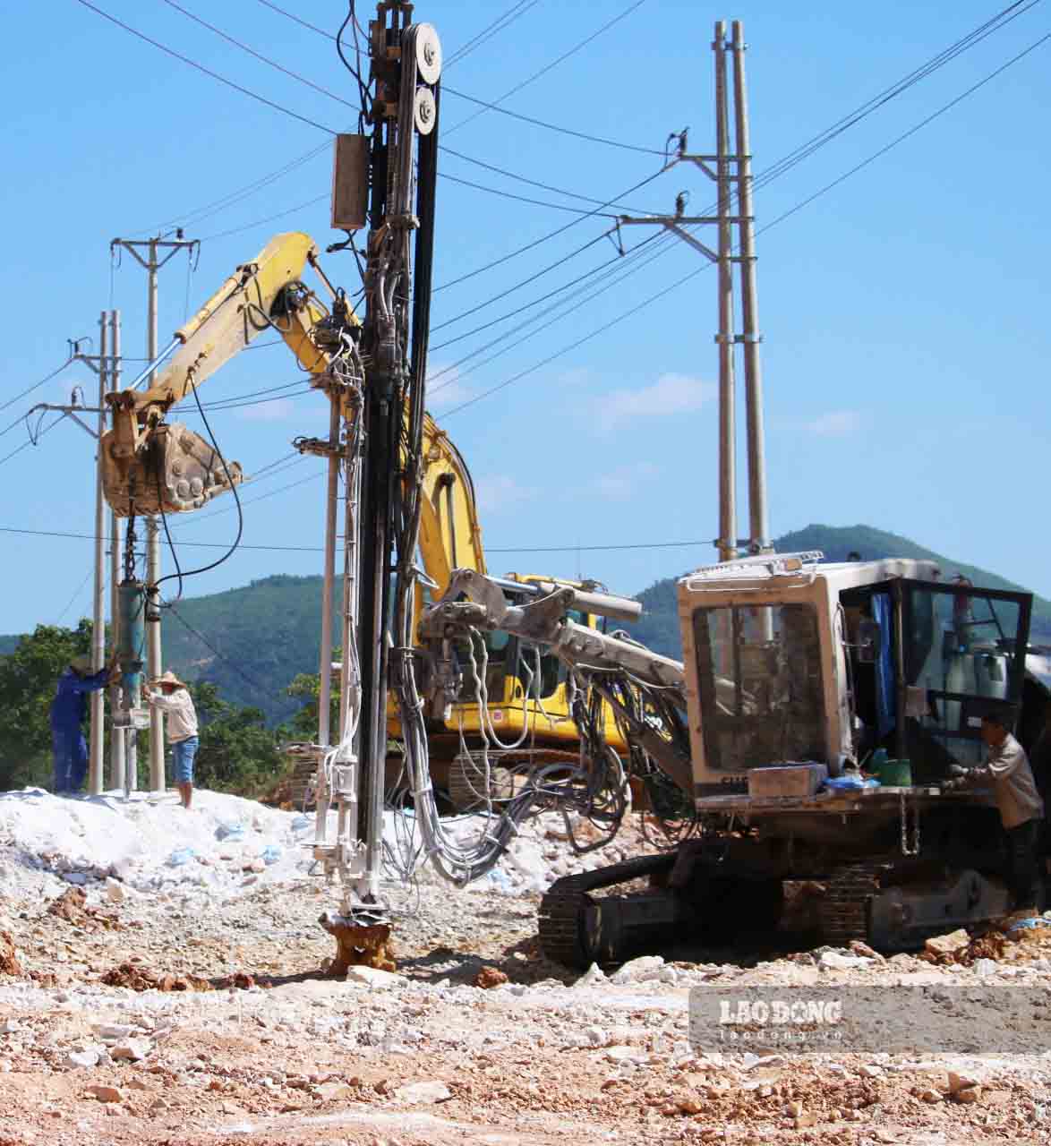 Nhung mui khoan cuoi cung xuong nen da cung dang duoc don vi thi cong thuc hien. Anh: Viet Bac