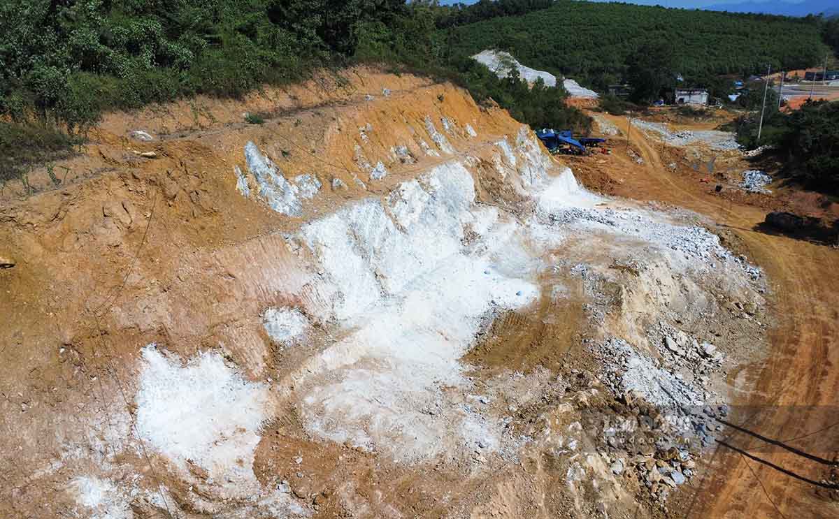 Theo chu dau tu, doan cuoi tuyen gap dia hinh phuc tap phai dieu chinh, phe duyet lai thiet ke mot so hang muc cho phu hop voi thuc te. Hien nay, tien do thi cong dat tren 90%, phan dau hoan thanh, dua tuyen duong vao su dung trong cuoi nam 2024. Anh: Viet Bac.