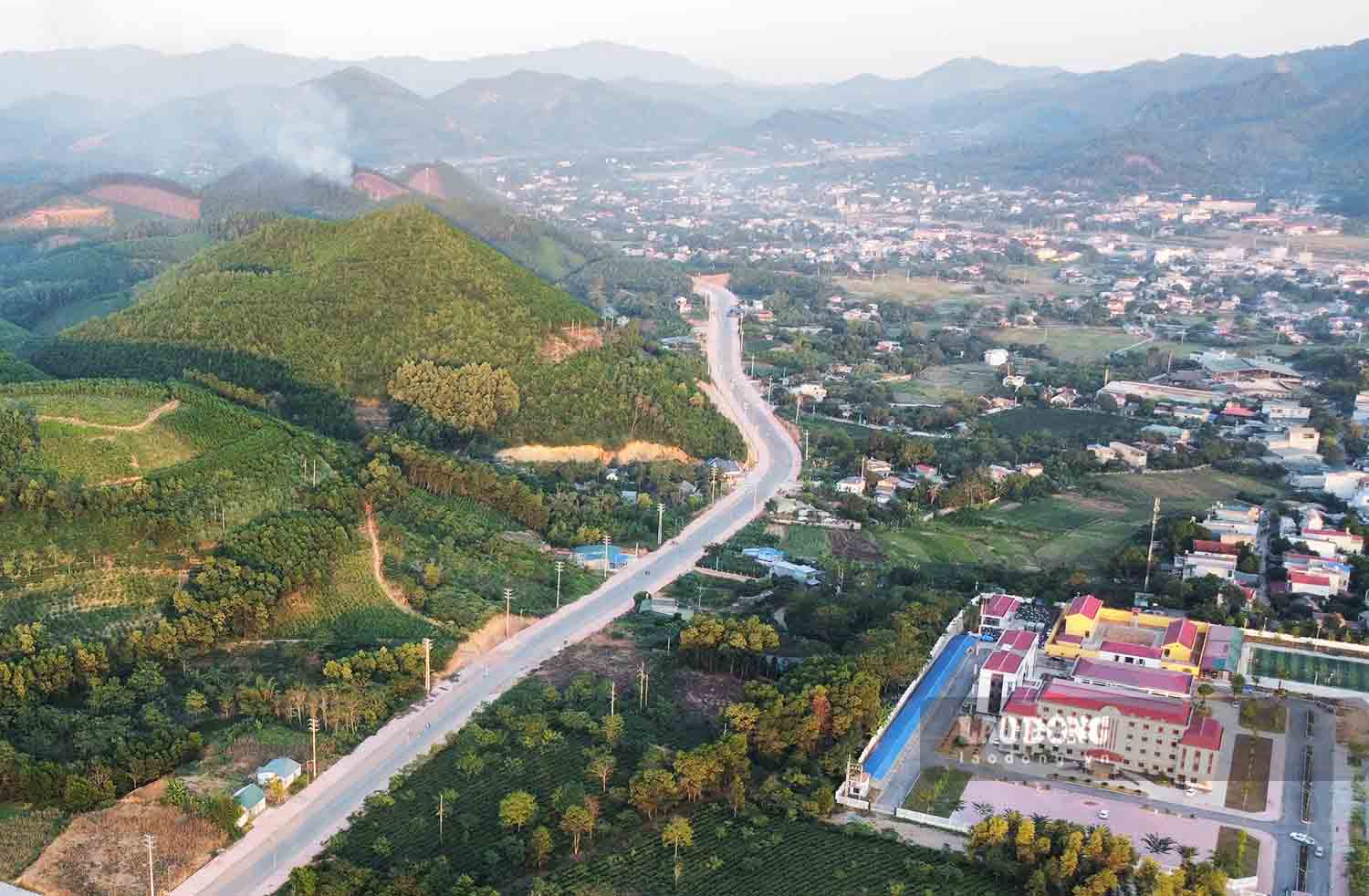 Trong khi do, tren chieu dai toan tuyen co ban da tham be tong nhua mat duong, lat via he. Cac hang muc phu tro nhu dien chieu sang, bien chi dan, son ke lan dang duoc thi cong. Anh: Viet Bac.