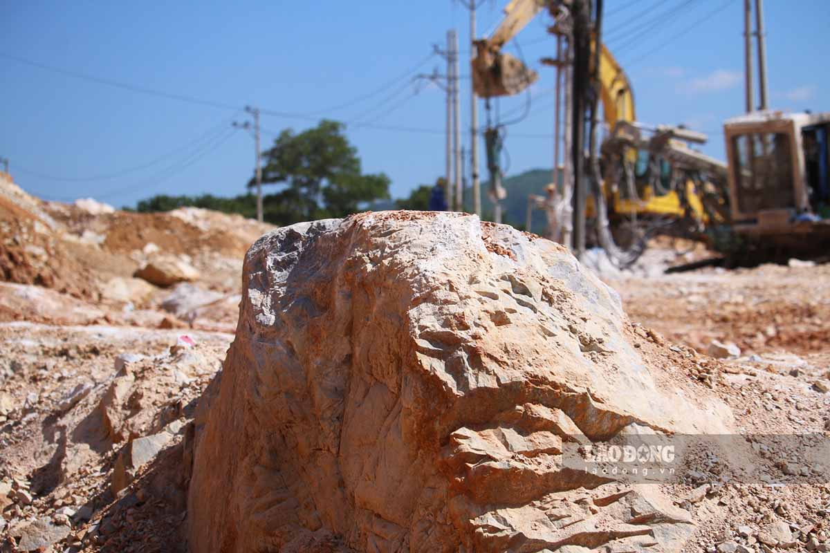 Nen duong map mo da cung cho duoc pha bo. Anh: Viet Bac.