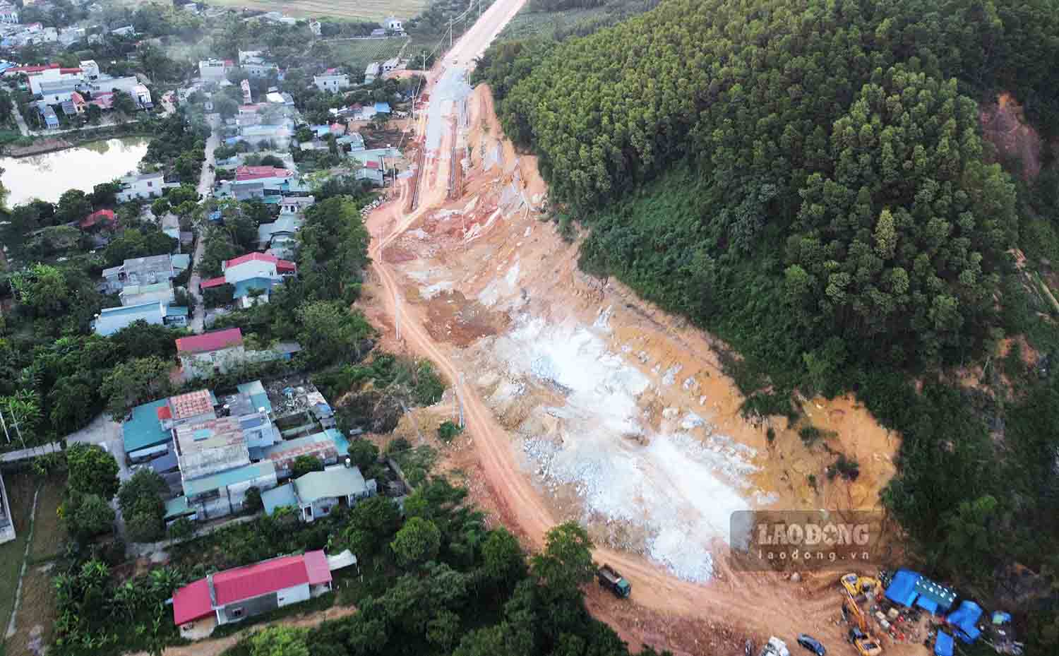 Gan 400 met tren tong so hon 4 km toan tuyen duong tranh thi tran Son Duong (Tuyen Quang) hien dang gap rut hoan thanh nhung mui khoan, pha da cuoi cung. Day cung la khu vuc gap phai dia hinh da cung, phuc tap khien viec thi cong keo dai. Anh: Viet Bac.