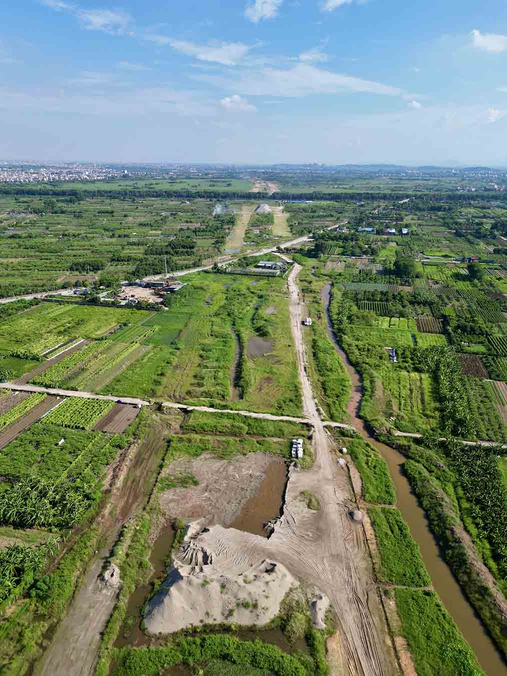 Tuy nhien den nay nhieu doan van chua duoc trien khai thi cong do dia phuong chua ban giao mat bang sach cho nha thau. Anh: Huu Chanh