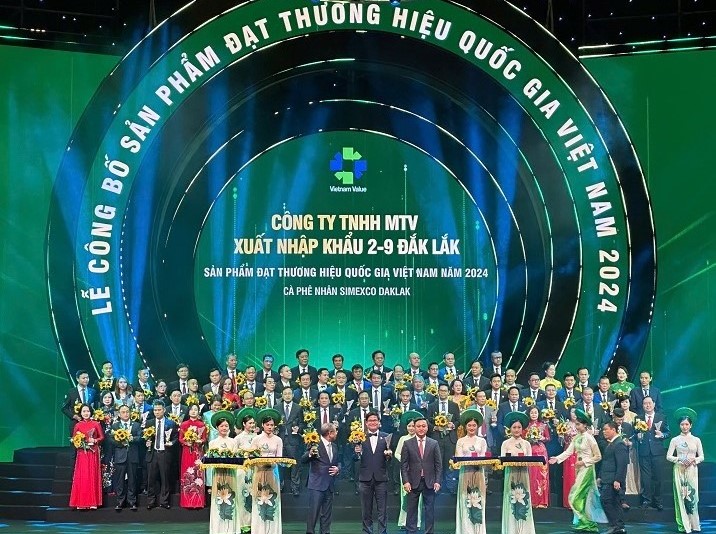 Mr. Le Duc Huy - Chairman of the Board of Members of Dak Lak 2-9 Import-Export Company Limited - representing the unit receiving the certificate of products achieving Vietnam National Brand in 2024. Photo: Bao Trung