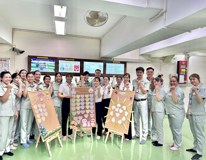 Nhan vien thuc hien cong viec hang ngay cua minh, du la nhung nhiem vu nho nhat, bang tat ca su nhiet huyet va dam me.  