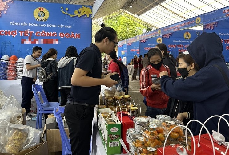 Workers in Dak Lak buy essential goods during a "Trade Union Tet Market" session. Photo: Bao Trung