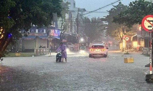 Nhiều tuyến đường ở Đà Nẵng bị ngập do mưa lớn. Ảnh: Đức Trần