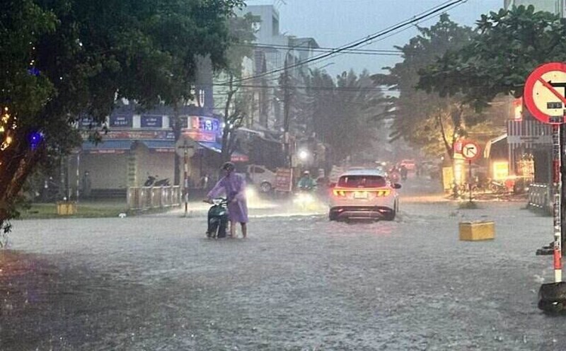 Many roads in Da Nang were flooded due to heavy rain. Photo: Duc Tran