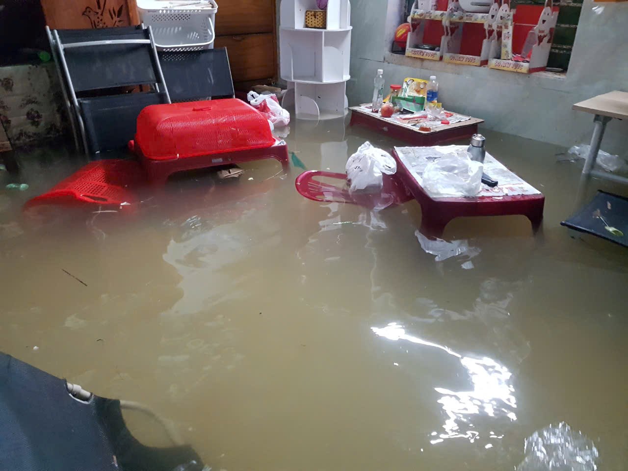 Heavy rain caused flooding in houses in Khue My ward, Ngu Hanh Son district, Da Nang. Photo: An Thuong