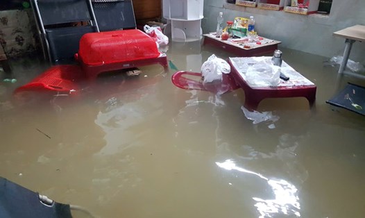 Mưa lớn gây ngập lụt nhà dân phường Khuê Mỹ, quận Ngũ Hành Sơn, Đà Nẵng. Ảnh: An Thượng