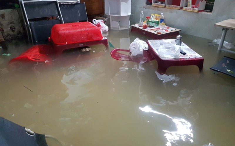 Heavy rain caused flooding in houses in Khue My ward, Ngu Hanh Son district, Da Nang. Photo: An Thuong
