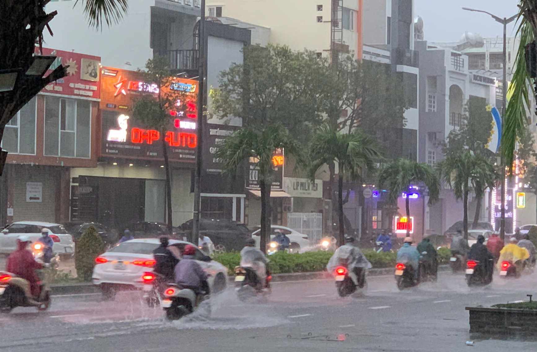 Duong pho Da Nang ngap lut khap noi, dan di chuyen kho khan. Anh: An Thuong