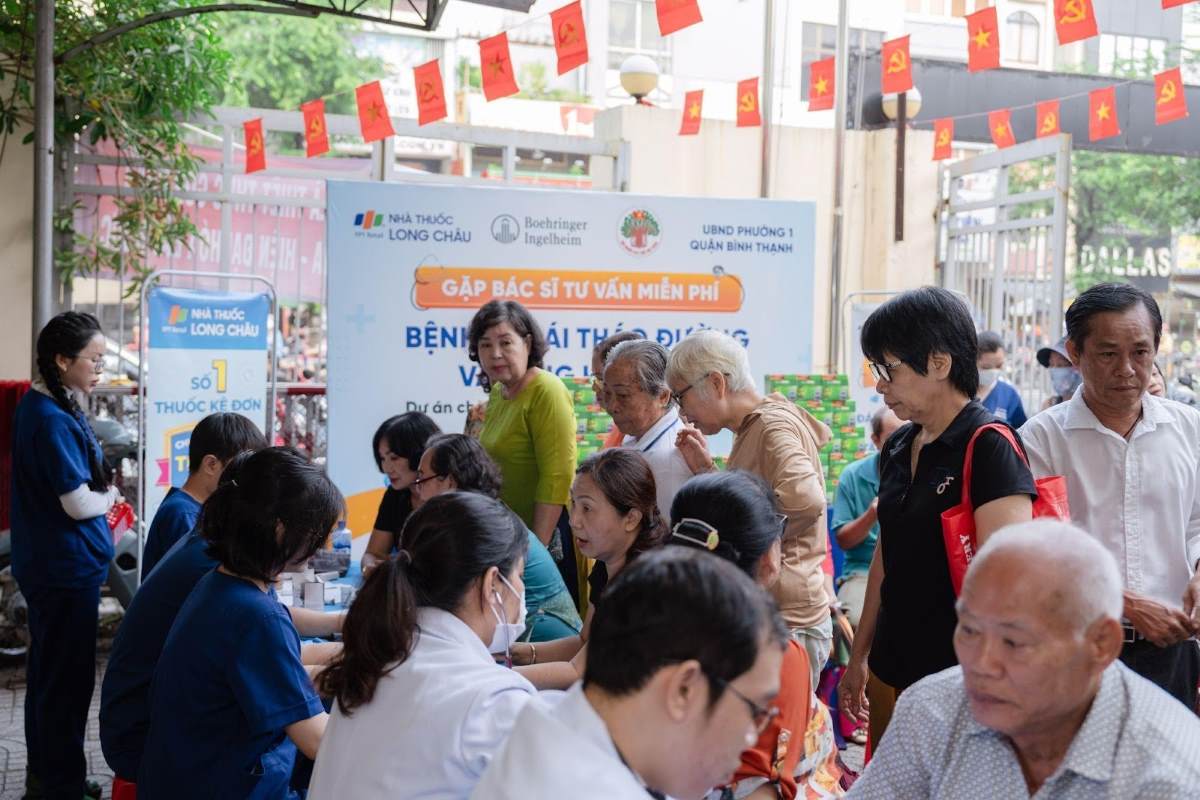 Free screening and consultation program for diabetes and hypertension jointly implemented by FPT Long Chau and Boehringer Ingelheim. Photo: FPT Long Chau