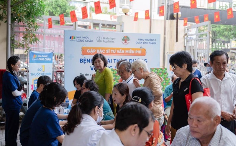 Free screening and consultation program for diabetes and hypertension jointly implemented by FPT Long Chau and Boehringer Ingelheim. Photo: FPT Long Chau