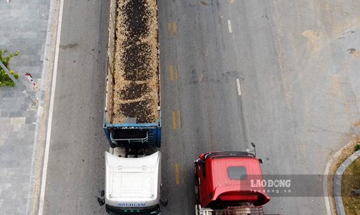 Phương tiện không làm sạch thùng sau khi bốc xếp di chuyển trên đường. (Chụp ngày 3.11 tại  đường vào cảng Cái Lân) Ảnh: Đoàn Hưng