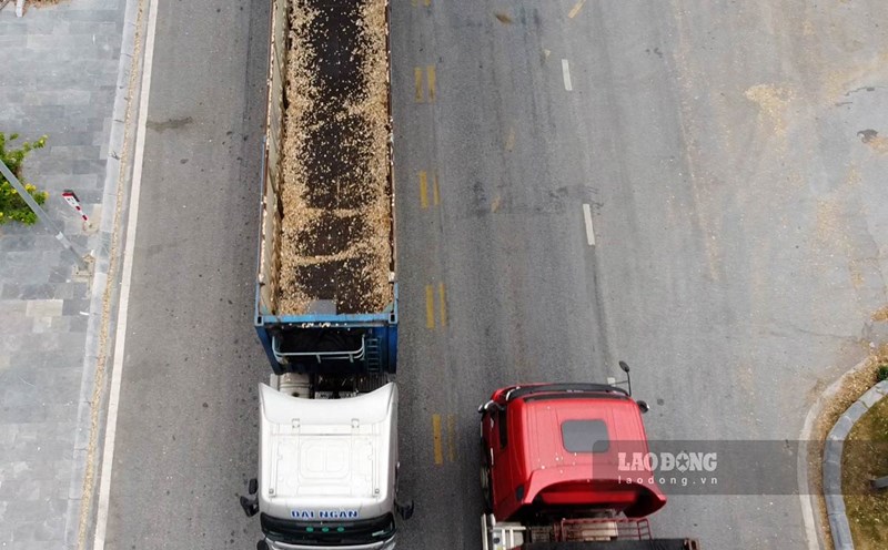 Vehicles that do not clean the containers after loading and unloading move on the road. (Taken on November 3 at the entrance to Cai Lan port) Photo: Doan Hung