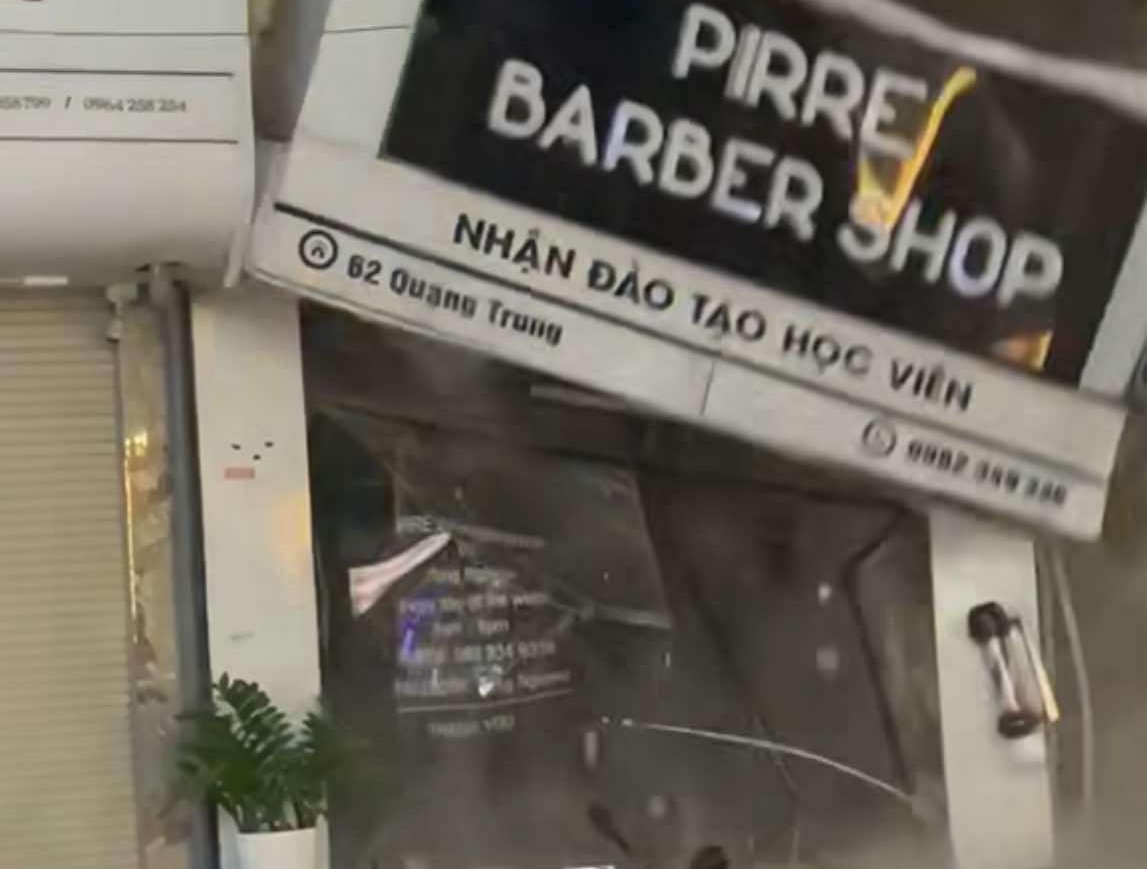 The two-story house collapsed due to the construction of the foundation of the house next door, causing a landslide. Photo: Provided by residents