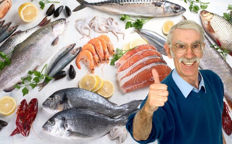 Elderly people can eat fatty fish to prolong their life. Graphics: Ha May