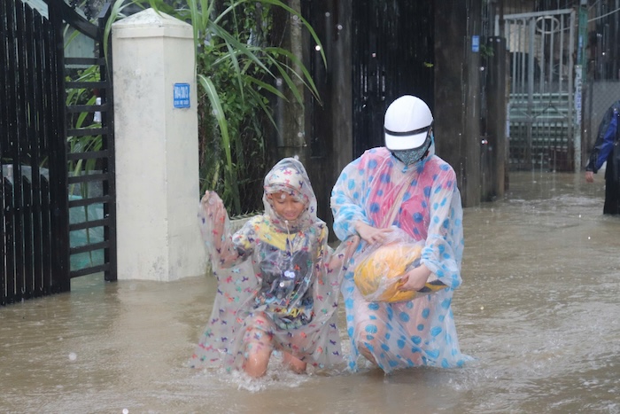 Flooding in Da Nang, people had to evacuate from 4am. Photo: Nguyen Linh