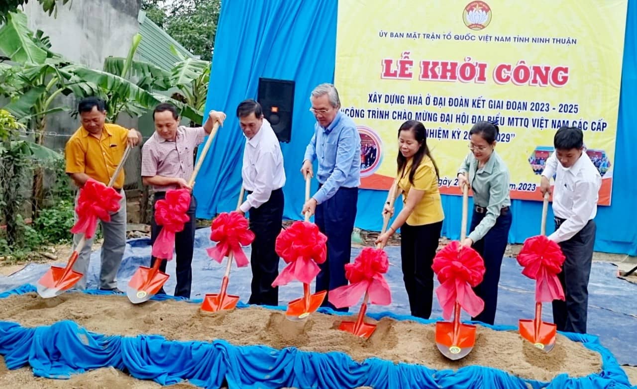 Ninh Thuan provincial leaders set a goal of building 500 houses for poor and near-poor households by the end of 2024. Photo: Huu Long