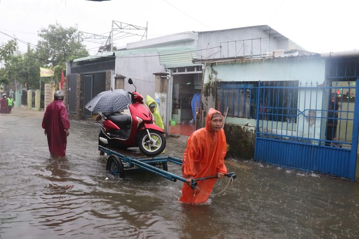 Using boats and carts to move motorbikes for people in flood-prone areas in Da Nang. Photo: Nguyen Linh