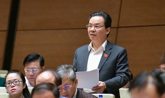 Đại biểu Hoàng Văn Cường (đoàn Thành phố Hà Nội) kể lại câu chuyện bệnh viện tại Phú Thọ sau thực hiện tự chủ, bệnh nhân phải trả cả tiền lãi ngân hàng. Ảnh: Quốc hội