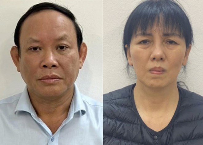 Bị can Nguyễn Đức Thái và Nguyễn Thị Thanh Thủy - cựu Trưởng Ban Kế hoạch Marketing Nhà xuất bản Giáo dục. Ảnh: Bộ Công an