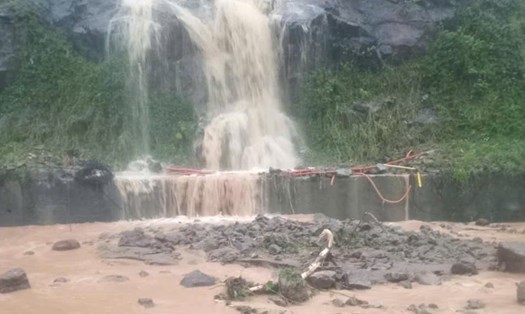 Mưa lớn gây sạt lở ở nhiều vị trí trên tuyến đường lên bán đảo Sơn Trà. Ảnh: Sở TT&TT Đà Nẵng