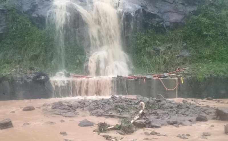 Heavy rain caused landslides in many locations on the road to Son Tra peninsula. Photo: Department of Information and Communications of Da Nang