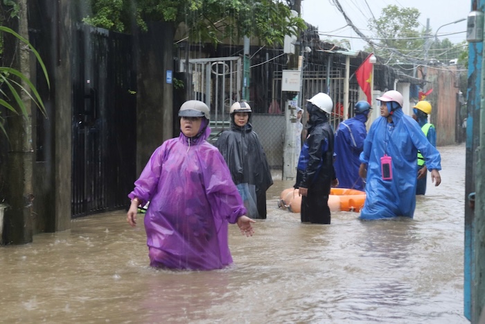 People on Me Suot Street, Hoa Khanh Nam Ward, Lien Chieu District, Da Nang City are rushing to evacuate. Photo: Nguyen Linh