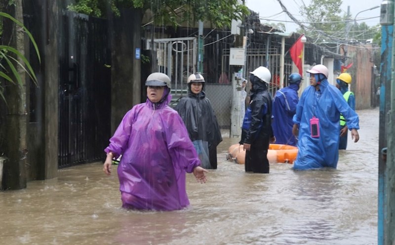 People on Me Suot Street, Hoa Khanh Nam Ward, Lien Chieu District, Da Nang City are rushing to evacuate. Photo: Nguyen Linh