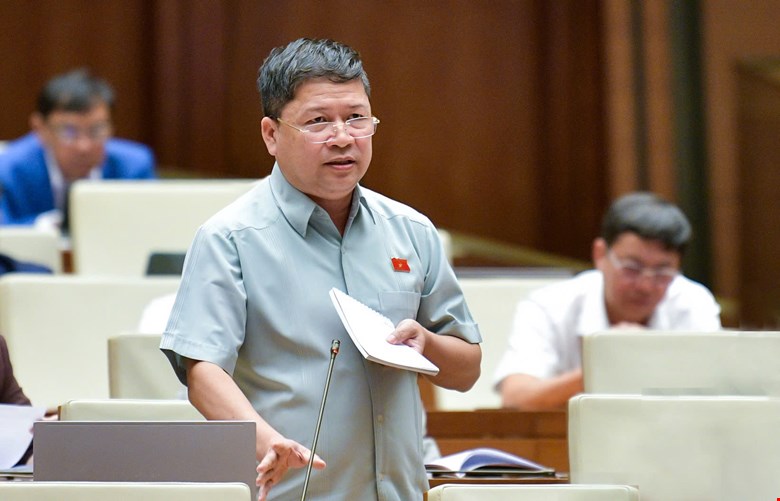 Delegate Ta Van Ha said that, in addition to large projects and national key projects, infrastructure construction projects across the country are being blocked due to material issues. Photo: Quochoi.vn