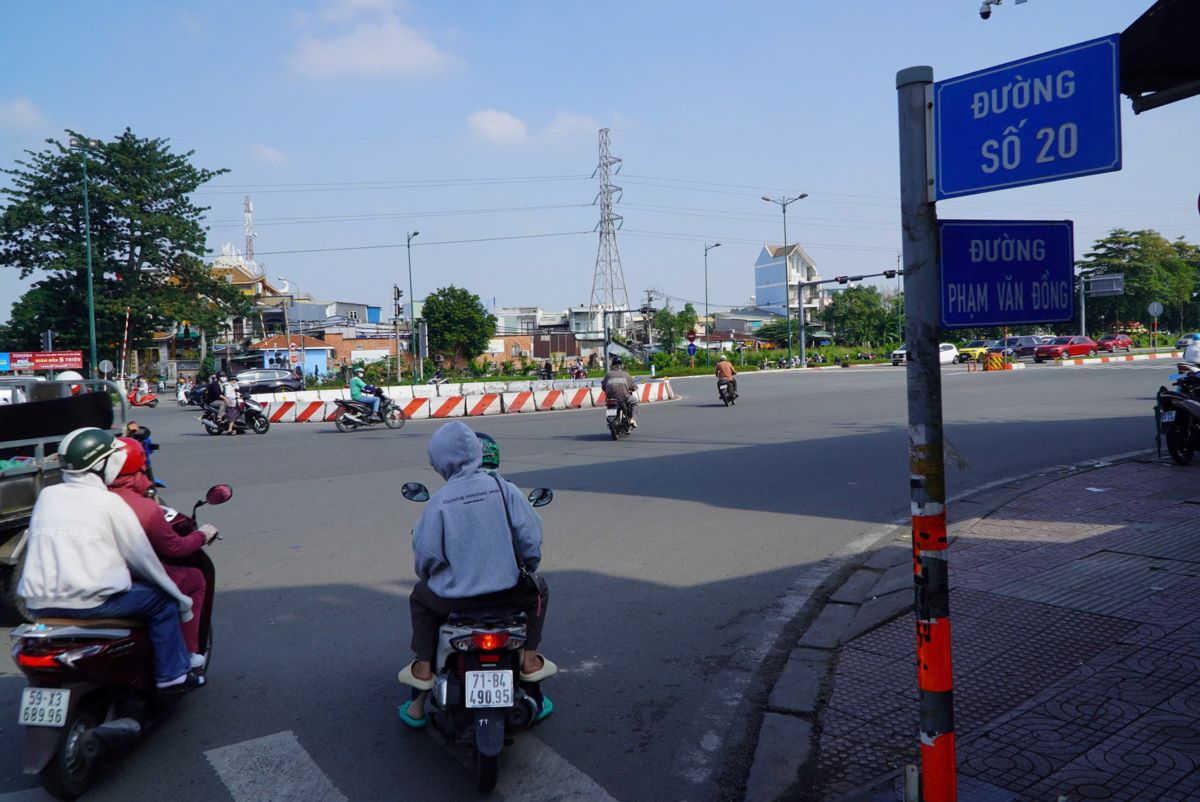 Theo nguoi dan, hien phuong an to chuc giao thong tai giao lo Pham Van Dong - Duong so 20 - Kha Van Can chua hop ly. Viec lap dat vong xoay va cai pha den tin hieu hien tai de gay ra xung dot giao thong, dan toi un tac.