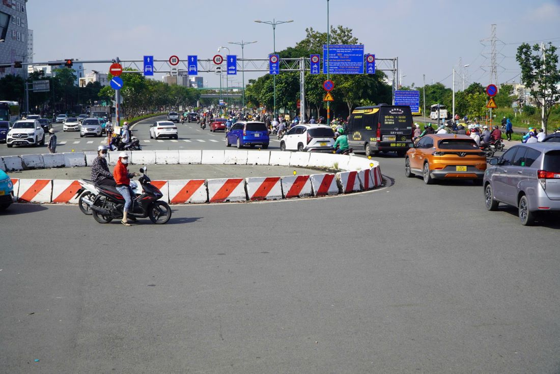 Con tren duong Kha Van Can (huong tu duong Hiep Binh den nut giao): cai tao kich thuoc hinh hoc de mo rong mat duong; bo tri 1 lan duong re trai, 2 lan duong di thang, 1 lan duong re phai. Diem nay to chuc den tin hieu giao thong tai giao lo tu 2 pha thanh 3 pha. Thoi luong pha den bo tri phu hop voi tinh hinh giao thong thuc te…