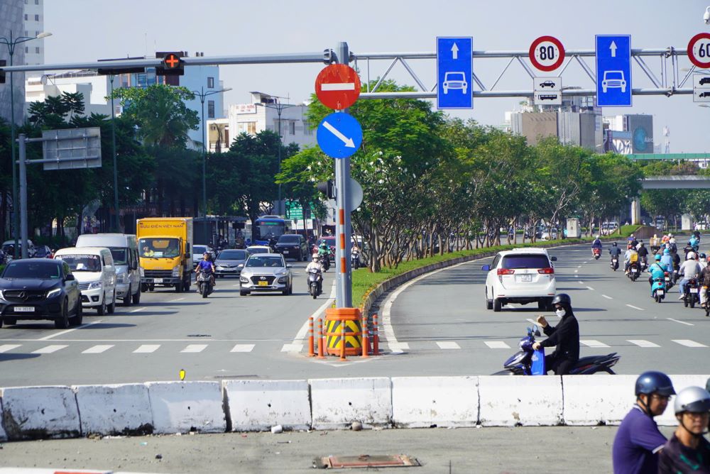 Cai tao kich thuoc hinh hoc dai phan Cach ben Pham Van Dong (huong tu cau Binh Loi den nut giao), bo tri 04 lan duong danh cho xe o to (01 1an duong re trai, 03 lan duong di thang) va 04 lan duong danh cho Xe hon hop (01 lan duong re trai, 02 lan duong di thang, 01 lan duong di thang va re phai). Phan Cach lan duong danh cho Xe O to va lan duong danh cho Xe hon hop bang dai phan Cach thep.