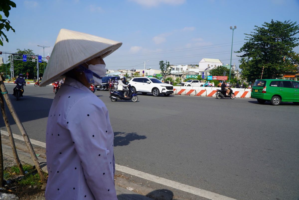 Ba Nguyen Thi Tam (TP Thu Duc), nguoi dan ban hang o gan khu vuc vong xuyen cho biet, tinh hinh giao thong tai day thoi gian qua dien ra kha phuc tap. “Luong phuong tien tham gia giao thong tren duong nay rat dong, dac biet vao khu vuc gio cao diem khong it lan xay ra ket xe, vi the ma xay ra va cham xe lien tuc. Sang nay (5.11) cung vua xay ra dung xe, may nguoi khong sao“, ba Tam noi.