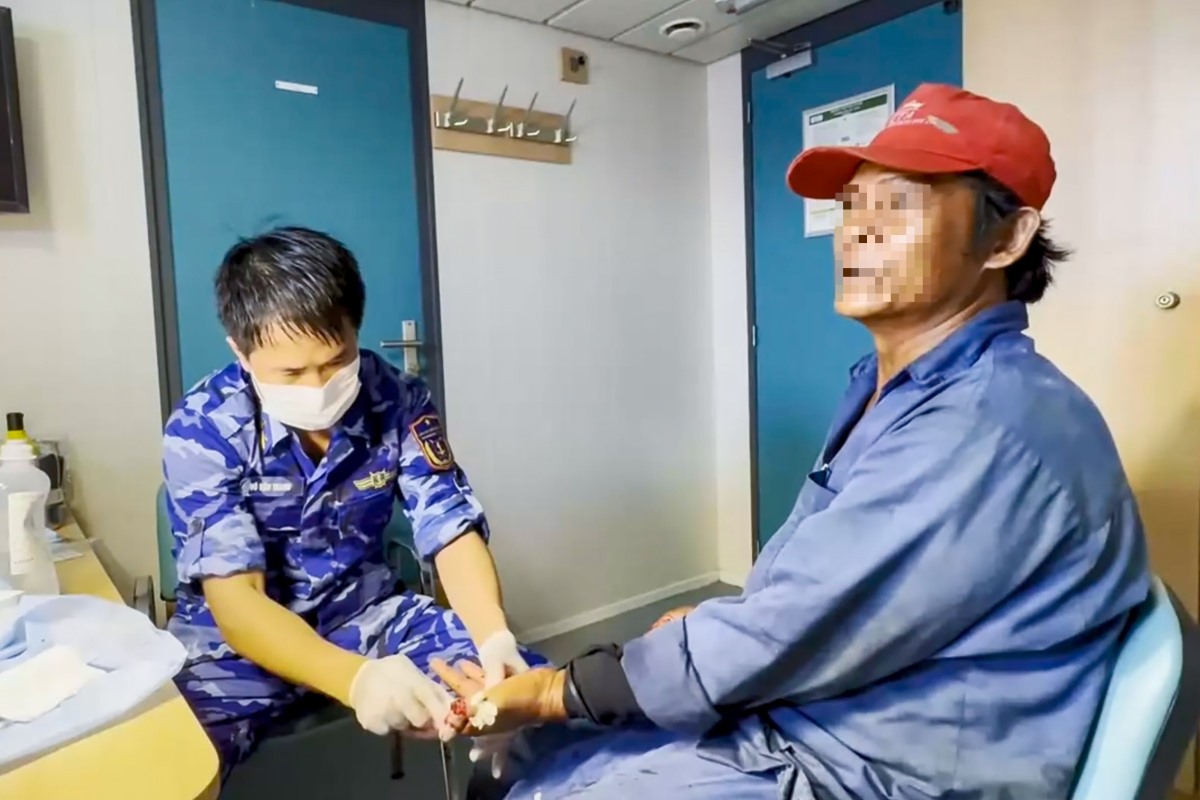 Providing first aid and stopping bleeding for fishermen who had work accidents at sea. Photo: CSB3