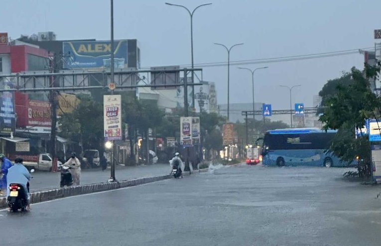 Heavy rain in some places over 200mm, Da Nang City warns of level 1 risk of flash floods and landslides. Photo: Duc Tran