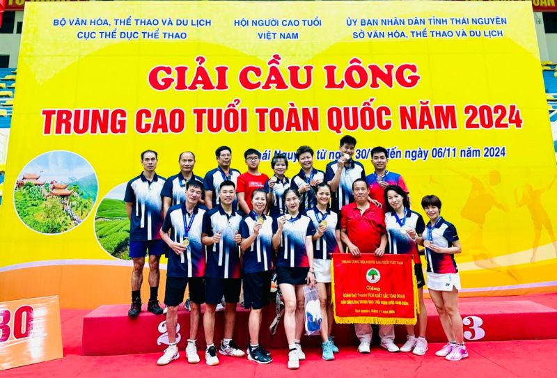 Thai Binh delegation won the 2024 national middle-aged and elderly badminton tournament. Photo: Organizing Committee