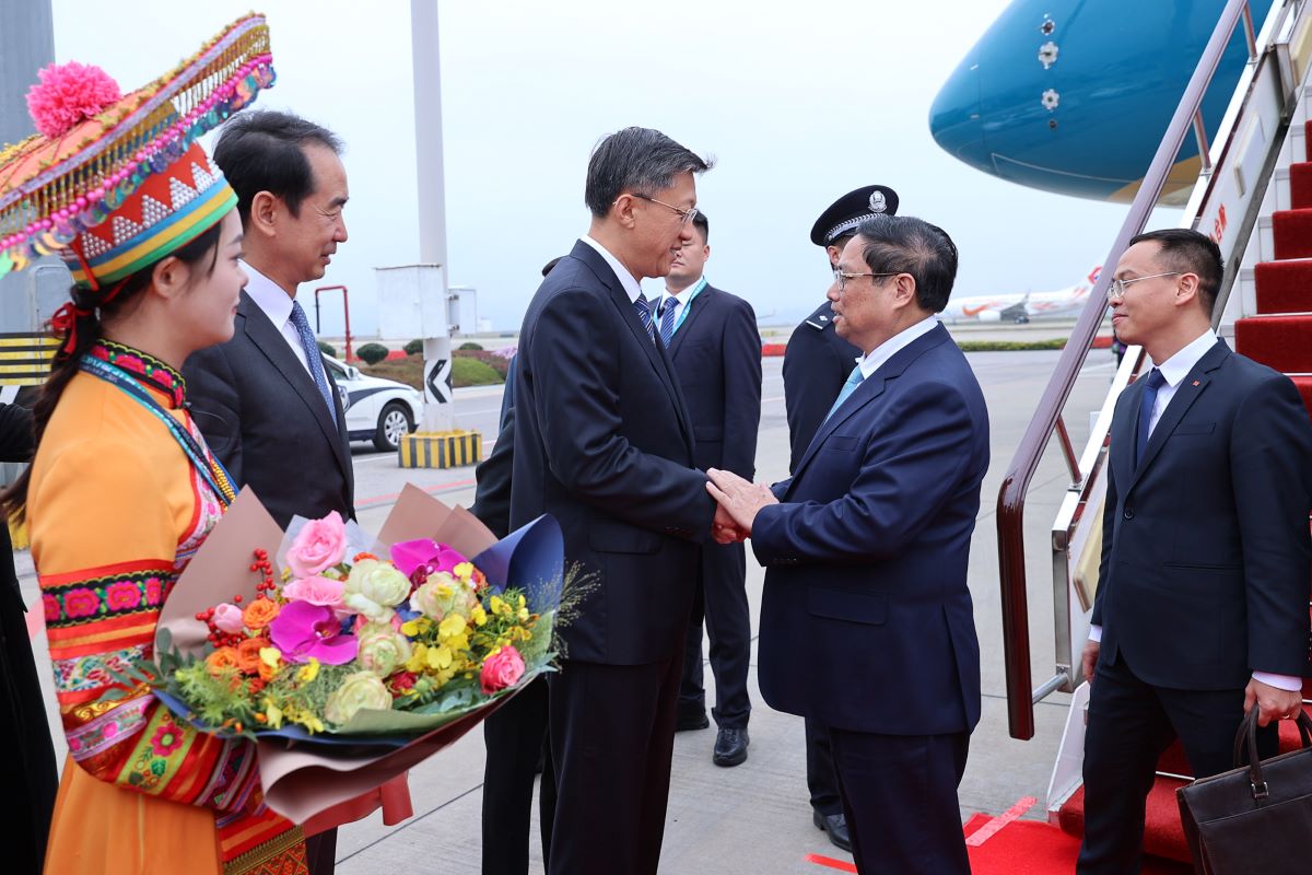 Standing Committee member and Head of the Organization Committee of Yunnan Provincial Party Committee Liu Fei welcomed Prime Minister Pham Minh Chinh at Changshui International Airport. Photo: VGP