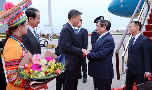 Ủy viên Thường vụ, Trưởng Ban Tổ chức Tỉnh ủy tỉnh Vân Nam Lưu Phi đón Thủ tướng Chính phủ Phạm Minh Chính tại sân bay quốc tế Trường Thủy. Ảnh: VGP