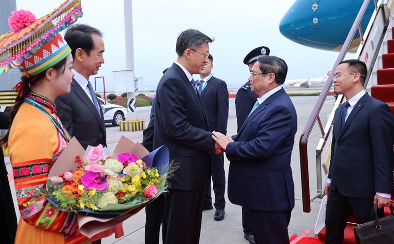 Standing Committee member and Head of the Organization Committee of Yunnan Provincial Party Committee Liu Fei welcomed Prime Minister Pham Minh Chinh at Changshui International Airport. Photo: VGP