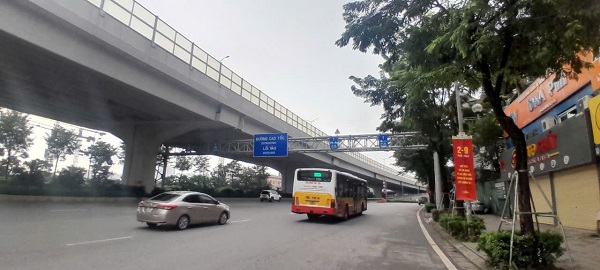 According to Vietnamese experts, there should be separate roads for motorbikes. Photo: Xuyen Dong