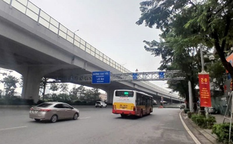 According to Vietnamese experts, there should be separate roads for motorbikes. Photo: Xuyen Dong