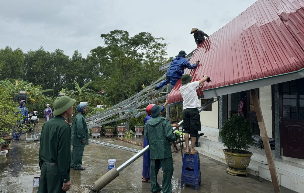 Forces supporting people to overcome damage after the tornado passed. Photo: H.Hung