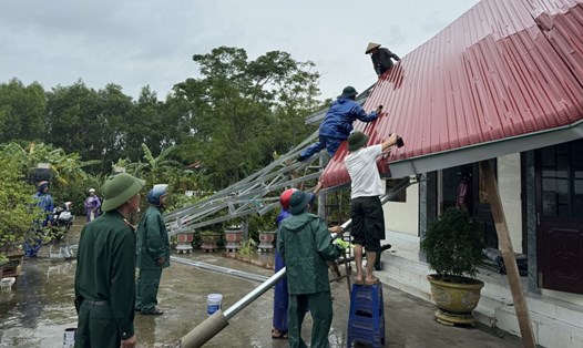 Các lực lượng hỗ trợ người dân khắc phục thiệt hại sau khi lốc xoáy đi qua. Ảnh: H.Hưng
