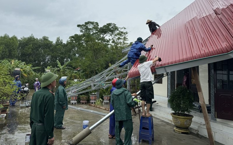 Forces supporting people to overcome damage after the tornado passed. Photo: H.Hung
