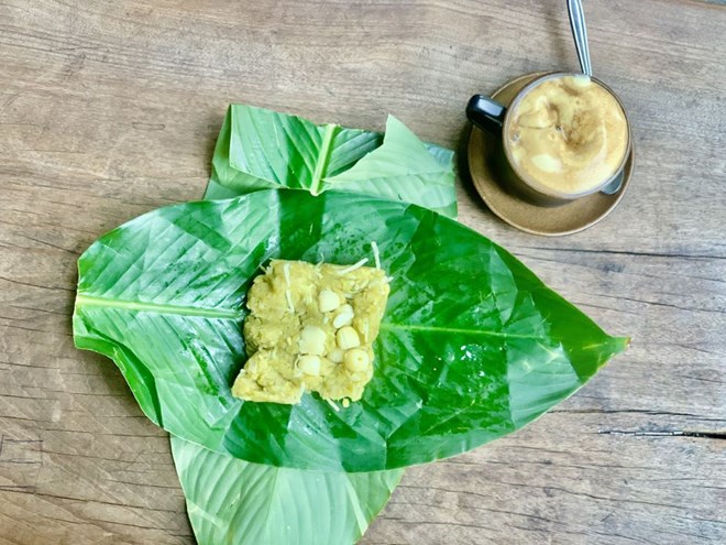 Sticky rice with green rice becomes a highlight for the autumn season in Hanoi.