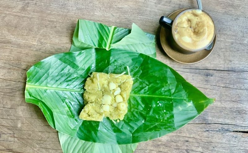 Sticky rice with green rice becomes a highlight for the autumn season in Hanoi.